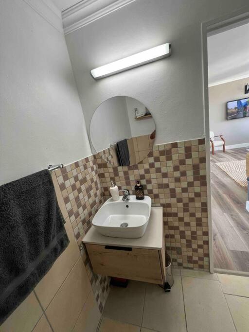 Modern, Trendy And Comfortable 2 Bedroom Apartment In ケープタウン エクステリア 写真