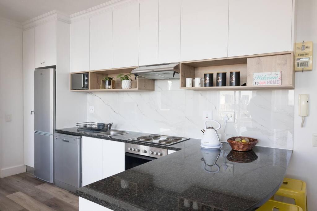 Modern, Trendy And Comfortable 2 Bedroom Apartment In ケープタウン エクステリア 写真