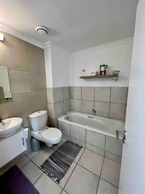 Modern, Trendy And Comfortable 2 Bedroom Apartment In ケープタウン エクステリア 写真