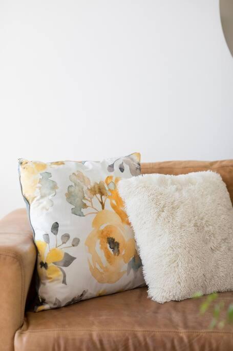 Modern, Trendy And Comfortable 2 Bedroom Apartment In ケープタウン エクステリア 写真