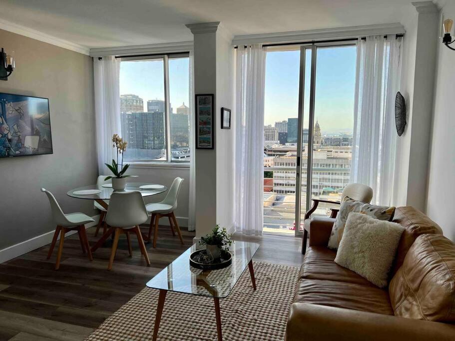 Modern, Trendy And Comfortable 2 Bedroom Apartment In ケープタウン エクステリア 写真