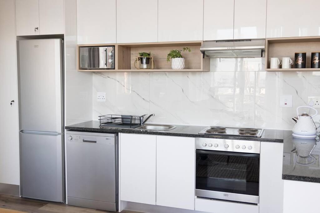 Modern, Trendy And Comfortable 2 Bedroom Apartment In ケープタウン エクステリア 写真